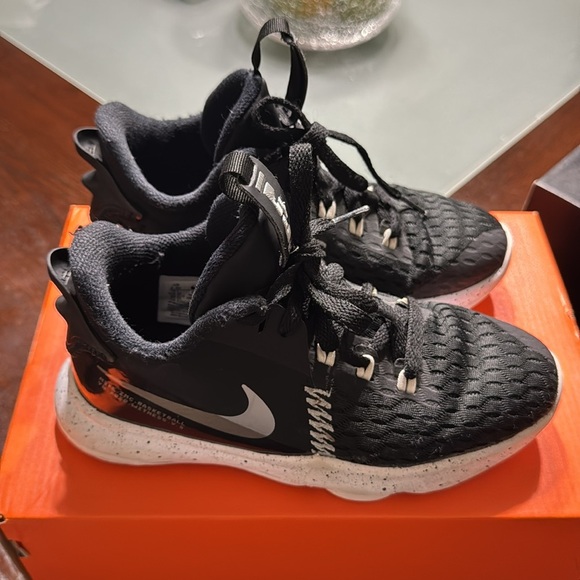 Nike LeBron Witness 5 - Black /Silver Kids Basketball Sneaker CT4630-001 Sz 2.5Y - Picture 4 of 6